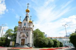 Una piccola chiesa ortodossa nel centro di Ekaterinburg, Russia. Di particolare bellezza sono le cupole dorate e il mosaico sopra il portale d'ingresso - © photravel_ru / Shutterstock.com ...