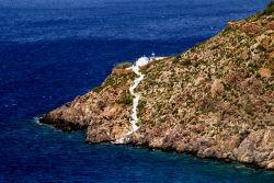 Una piccola chiesetta bianca sul litorale di Telendos, arcipelago del Dodecaneso (Grecia). Questa località è perfetta per chi cerca un'isola da "due cuori e una capanna".

 ...