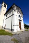 Una piccola chiesetta in mattoni con campanile a Somma Lombardo, Lombardia.

