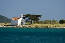 Una piccola chiesetta intonacata di bianco a Pakostane, Croazia.

