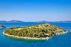 Una piccola isola verdeggiante dell'arcipelago della Croazia: siamo nel parco nazionale delle isole Kornati.

