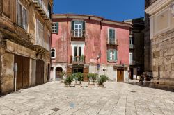 Una piccola piazza lastricata del centro storico di Sant'Agata de' Goti in Campania - © Francesca Sciarra / Shutterstock.com