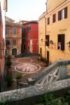 Una piccola piazza nel centro storico di Frosinone nel Lazio