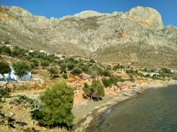 Una piccola spiaggia nel villaggio di Skalia, isola di Kalymnos (Grecia). Il primo tratto di litorale è noto come spiaggia di San Nicola mentre quello sullo sfondo è chiamato Plaka. ...