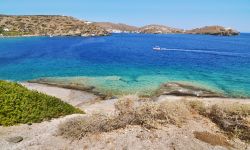 Una piccola spiaggia sotto la chiesa di Panagia Chrisopigi a Sifnos, Grecia.
