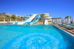 Una piscina all'aperto nell'acquapark a Alanya, Turchia. Il Waterplanet AquaPark di Alanya è uno dei più grandi parchi acquatici della regione. Si trova a circa 40 km dalla ...