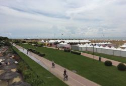 Una pista ciclabile sul lungomare di Bibione in Veneto