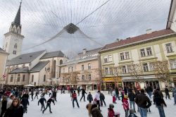 Una pista di pattinaggio su ghiaccio nella piazza di Villach, Austria - © Sergio Delle Vedove / Shutterstock.com