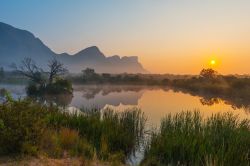 Una pittoresca alba all'Entabeni Safari Game Reserve, provincia di Limpopo (Sudafrica). Sullo sfondo, la skyline dell'Hanglip Mountain Park. 

