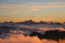 Una pittoresca alba sul Pic du Midi de Bigorre, Pirenei, Francia, con rilfessi arancio e giallo sulle nuvole.
