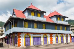 Una pittoresca casa dalla facciata variopinta a Victoria, Mahé, Seychelles - © dvoevnore / Shutterstock.com