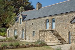 Una pittoresca casa in pietra nel villaggio storico di Carnac, Francia.

