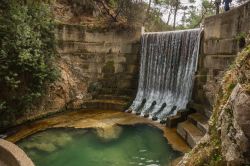 Una pittoresca cascata d'acqua nei pressi delle Seven Springs a Tino, Cicladi, Grecia.
