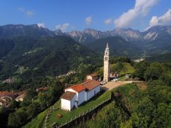Una pittoresca chiesetta di montagna con campanile a Recoaro Terme, Veneto.
