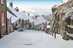 Una pittoresca immagine della Gold Hill di Shaftesbury con la neve, Dorset, Inghilterra.
