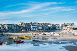 Una pittoresca immagine di St. Ives durante la bassa marea con le barche ormeggiate sul lungomare, Cornovaglia, Regno Unito - © mubus7 / Shutterstock.com