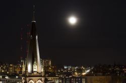 Una pittoresca luna sul quartiere di Capitol Hill a Seattle, stato di Washington (USA).  