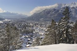 Una pittoresca panoramica invernale dall'alto della cittadina di Garmisch-Partenkirchen, Germania.
