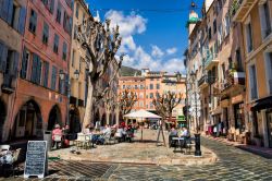Una pittoresca piazzetta (quella del mercato) nel centro storico di Grasse, Provenza, Francia.
