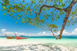 Una pittoresca spiaggia di sabbia bianca a Khang Khao Island (Bat island), provincia di Ranong, Thailandia, con due tipiche barche.

