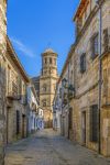 Una pittoresca stradina con pavimentazione di ciottoli a Baeza, Spagna, nel centro storico.

