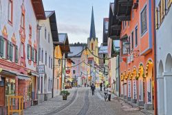 Una pittoresca stradina del centro di Garmisch-Partenkirchen (Germania) addobbata per il Natale. Sullo sfondo, il campanile della chiesa dell'Assunzione di Maria - © Roman Babakin / ...