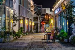 Una pittoresca stradina nel centro storico di Tunxi City by night, Huangshan (Cina) - © amadeustx / Shutterstock.com