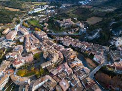 Una pittoresca veduta aerea della cittadina di Estella, Spagna. Questa località della Comunità Autonoma della navarra sorge sul fiume Ega, fra le propraggini dei monti Cantabrici ...