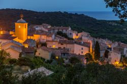 Una pittoresca veduta by night della cittadina di Ramatuelle, Var, Francia. Situato su una collina che si affaccia sulla baia di Pampelonne, questo borgo della Costa Azzurra è tipicamente ...