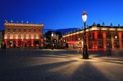 Una pittoresca veduta by night di piazza Stanislao a Nancy, Francia.
