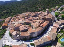 Una pittoresca veduta dal drone del borgo medievale di Ramatuelle (Francia). Stradine strette, case piene di fiori, tipici bistrot e negozietti caratterizzano questo centro abitato della Costa ...