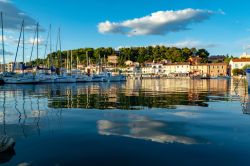 Una pittoresca veduta dal mare della marina di Saint-Mandrier-sur-Mer, Francia. Questa città domina l'omonima penisola ancorata alla terra ferma francese tramite l'istmo des Sablettes ...