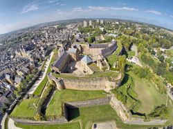 Una pittoresca veduta dall'alto del castello di Sedan, Champagne-Ardenne, Francia. Il 1° settembre 1870 venen circondato dall'esercito prussiano; Napoleone III° si arrese il ...