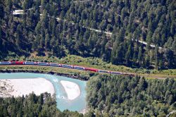 Una pittoresca veduta dall'alto del treno rosso Glacier Express che percorre il canyon del fiume Reno (Svizzera). Circola su linee a scartamento ridotto ed è gestito in parte dalla ...