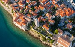 Una pittoresca veduta dall'alto della costa e di un abitato sull'isola di Rab, Croazia.

