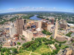 Una pittoresca veduta dall'alto di Hartford in estate, Stati Uniti d'America. La città ospita belle architetture vittoriane e attrattive storiche di una certa importanza.


