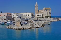 Una pittoresca veduta dall'alto di Trani con la cattedrale, il campanile e il porto cittadino (Puglia).
Siamo sulla costa adriatica, 42 km a nord di Bari.
