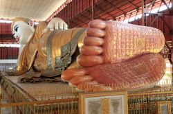 Una pittoresca veduta del Buddha nella Pagoda di Chaukhtatgyi a Yangon, Myanmar - © Jakrit Jiraratwaro / Shutterstock.com