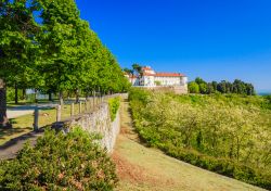 La strada che da Caravino conduce al Castello di Masino in Piemonte - © tennis / Shutterstock.com