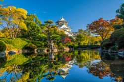 Una pittoresca veduta del castello di Osaka con i colori dell'autunno, Giappone. Inaugurato nel 1598, questo splendido maniero nipponico ha svolto un ruolo fondamentale nell'unificazione ...