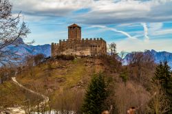 Una pittoresca veduta del castello di Zumelle a Mel, Veneto. Siamo in località Tiago. Considerato il maniero meglio conservato di tutta la Valbelluna, possiede un ricco e variegato patrimonio ...