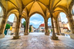Una pittoresca veduta del centro di Beaune da sotto il porticato di una chiesa, Francia.

