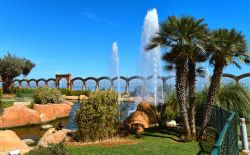 Una pittoresca veduta del giardino di Marina d'Or a Oropesa del Mar, Spagna. Qui si possono ammirare specie animali e oltre 50 varietà di fiori - © Alex Tihonovs / Shutterstock.com ...