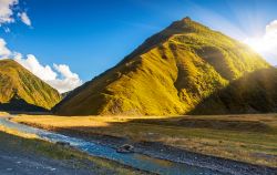 Una pittoresca veduta del monte Kazbegi, Georgia, illuminato da una bella luce. Siamo nei pressi del villaggio di Sno.

