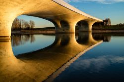 Una pittoresca veduta del ponte sul fiume Spiegelwaal a Nijmegen al tramonto (Olanda).
