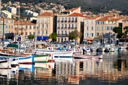 Una pittoresca veduta del porto di La Ciotat con la città sullo sfondo. La cittadina si trova nel mezzo del Golfo di Amur, nel cuore del parco dei calanchi.
