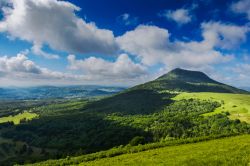 Una pittoresca veduta del Puy-de-Dome e del paesaggio dell'Auvergne in Francia. Questa zona della Francia, prevalentemente rurale e montuosa, è una famosa meta escursionistica sciistica ...