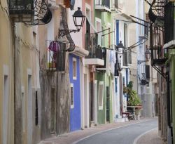 Una pittoresca veduta del villaggio di pescatori a La Vila Joiosa, Spagna. Il centro storico fortificato si caratterizza per una zona litoranea di case e abitazioni dipinte con colori vivaci ...