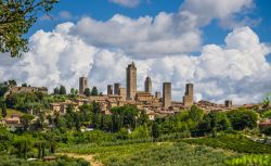 Una pittoresca veduta della città delle torri, San Gimignano. Si arrocca sulle colline a nord di Siena con le sue torri, ieri simbolo del potere.




