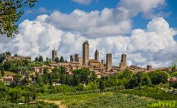 Una pittoresca veduta della città delle torri, San Gimignano. Si arrocca sulle colline a nord di Siena con le sue torri, ieri simbolo del potere.



